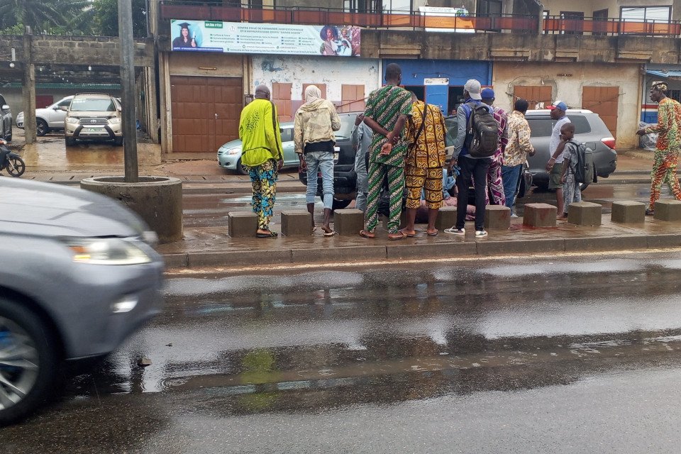 Axe Cotonou-Calavi : un véhicule dérape à hauteur du parking automobile de carrefour IITA, un blessé grave