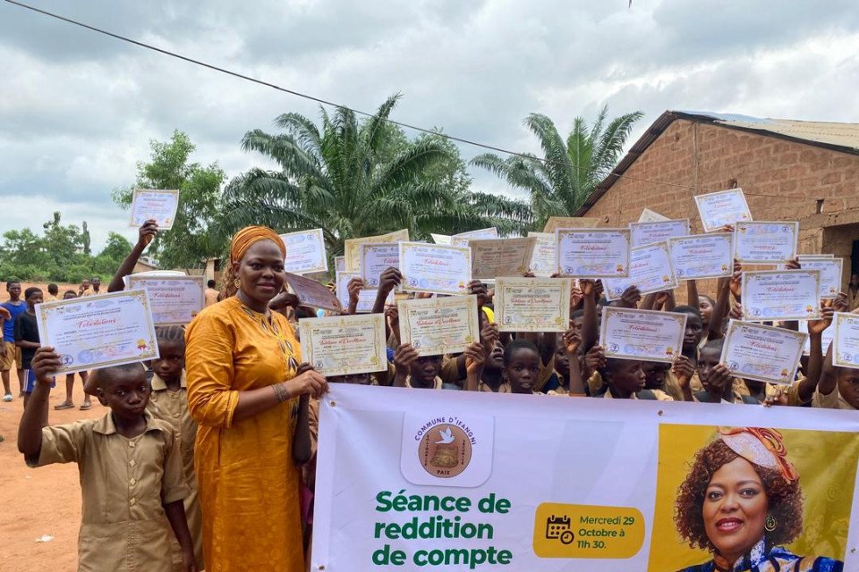 250 livres offerts au CEG Igolo pour promouvoir la lecture et l’excellence scolaire