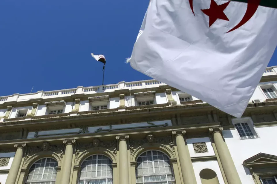 Le Parlement adopte une loi criminalisant la colonisation française