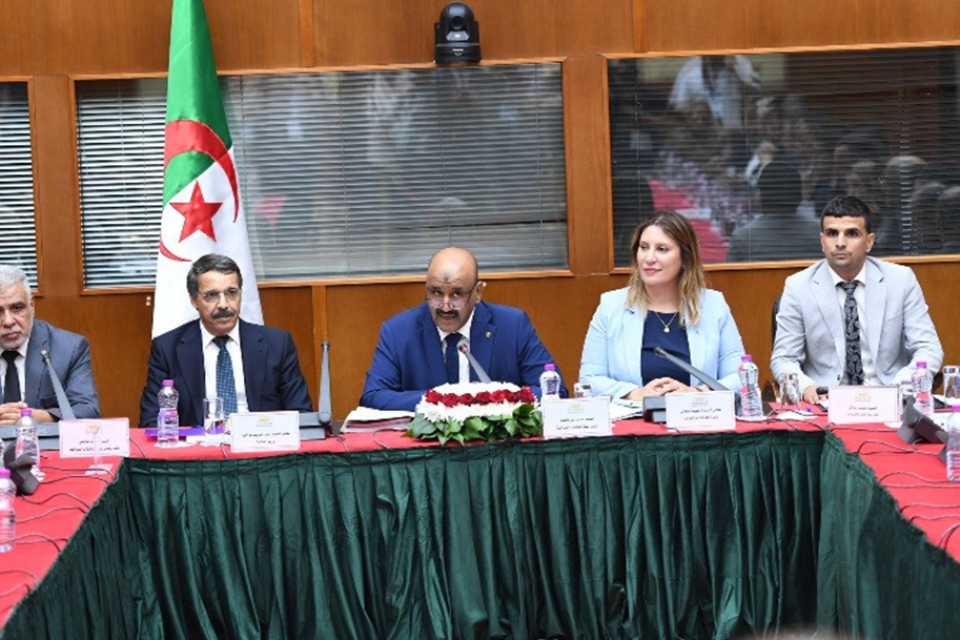 L’Algérie cherche à combler ses déficits sans rompre avec la dépendance pétrolière